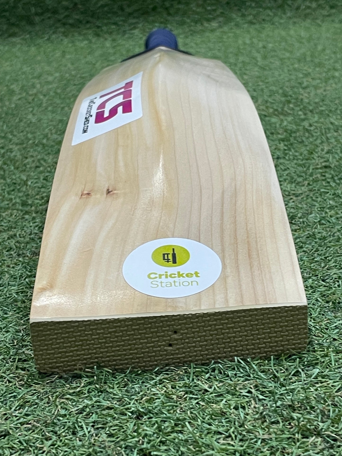 Cricket Station Plain Short Blade Long Handle Cricket Bat (2lb 11oz) - UK Made