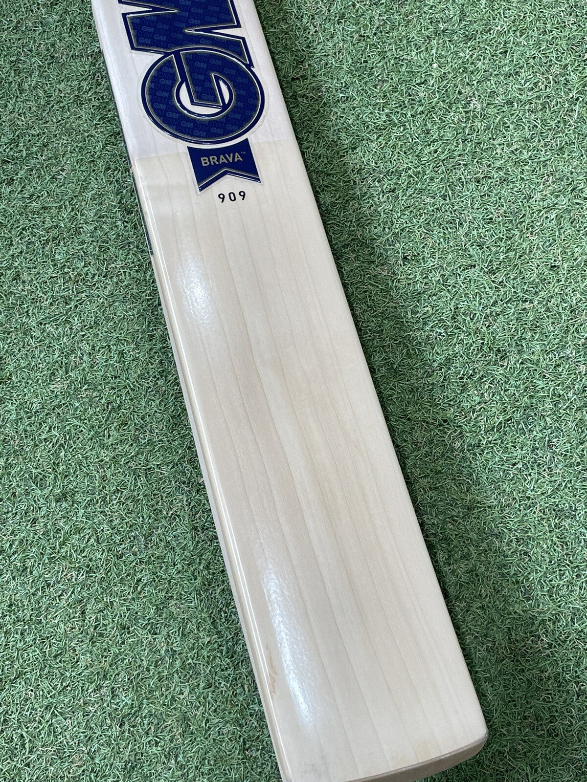 GM Brava 909 Cricket Bat - Brand New - 2lb 9oz - Amazing Pickup - Lovely Grains!