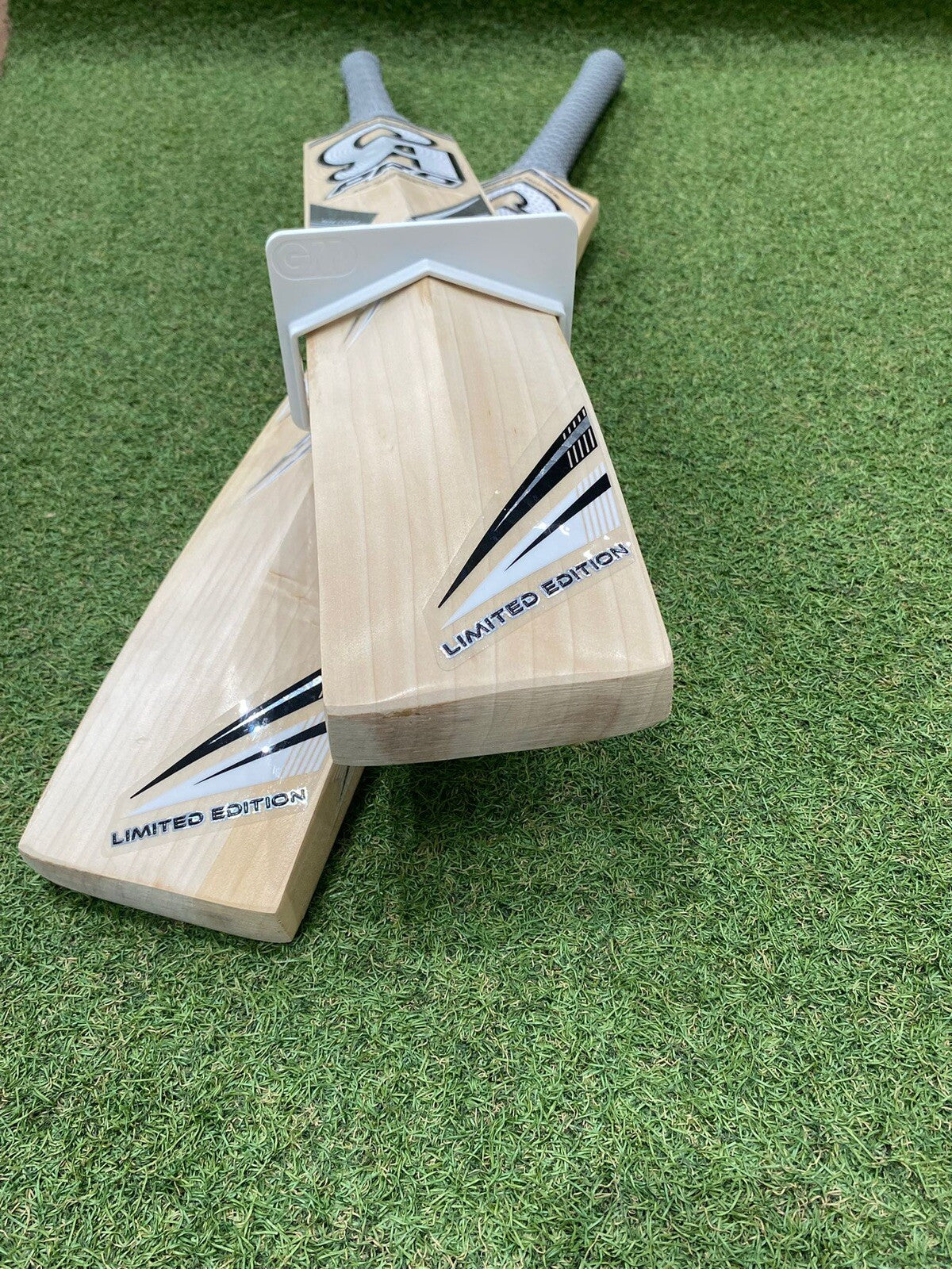 CA Pro Limited Edition Professional Players Asif Ali Cricket Bat - 2lb 10oz