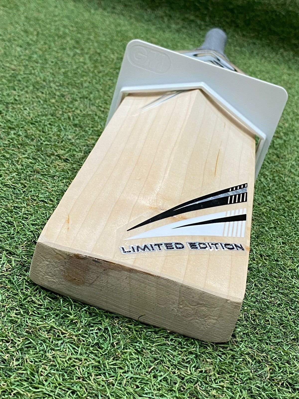 CA Pro Limited Edition Professional Players Asif Ali Cricket Bat - 2lb 10oz