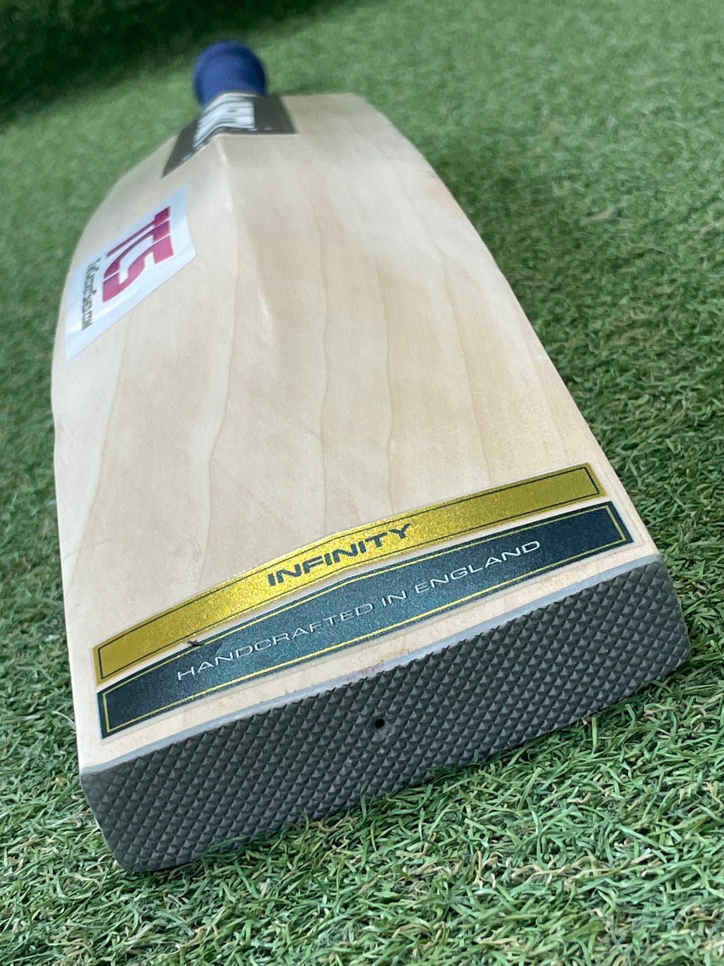 Used Infinity Signature Cricket Bat (2lb 12oz)