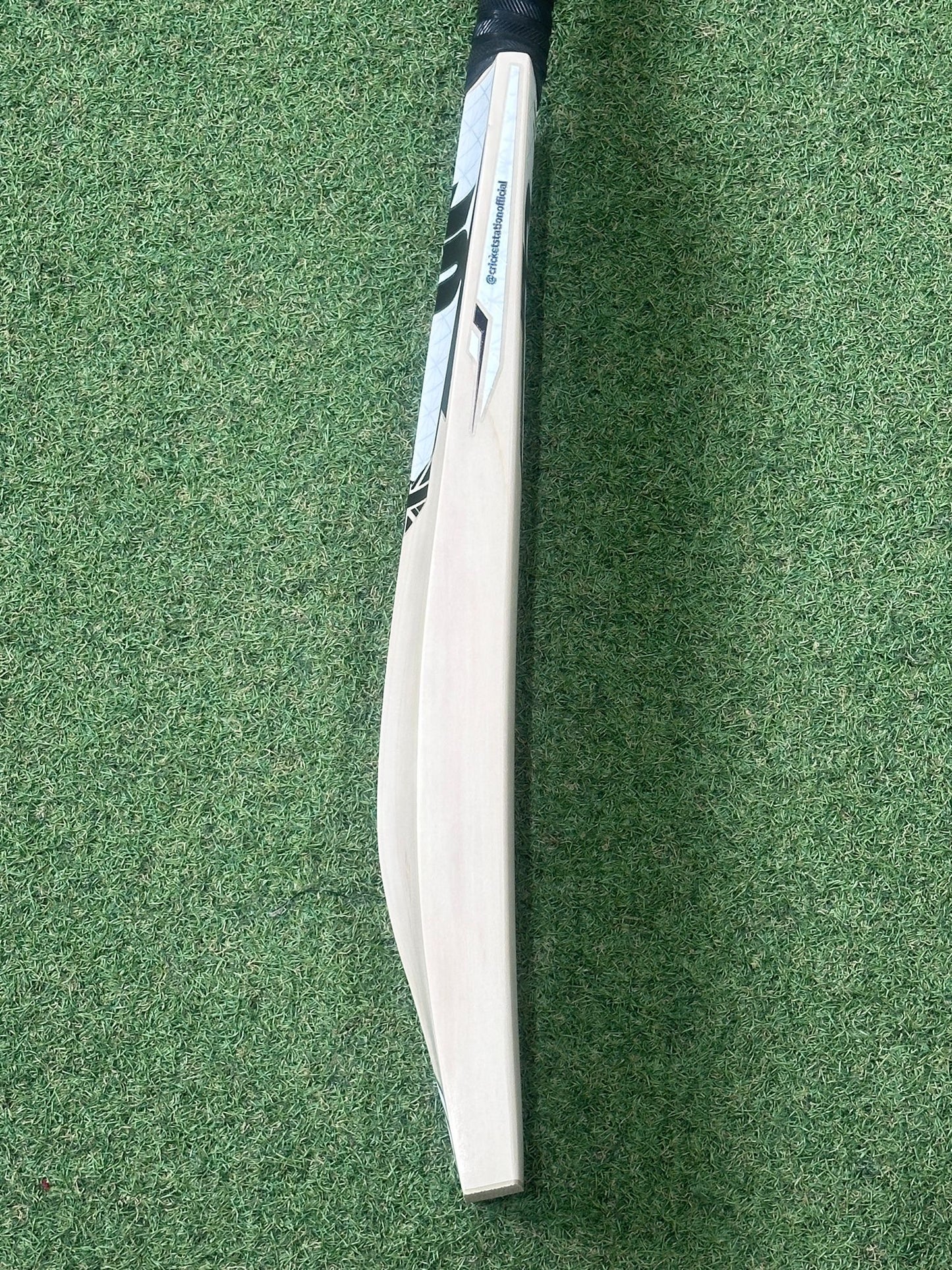 Cricket Station Brett Louis D’Oliveria Players Cricket Bat (2lb 11oz)