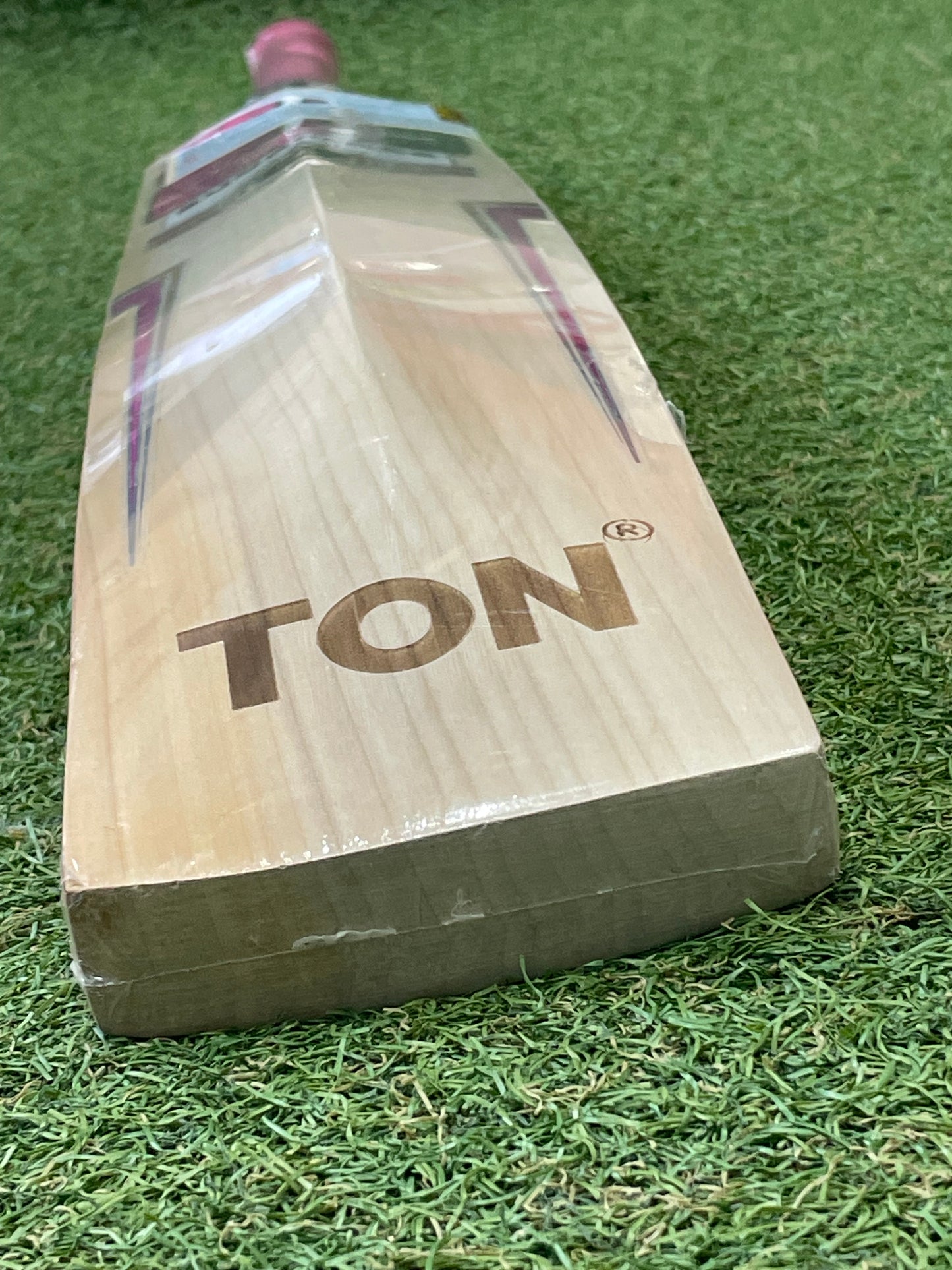 SS Ton Gladiator Size 6 Junior Cricket Bat (2lb 2oz)