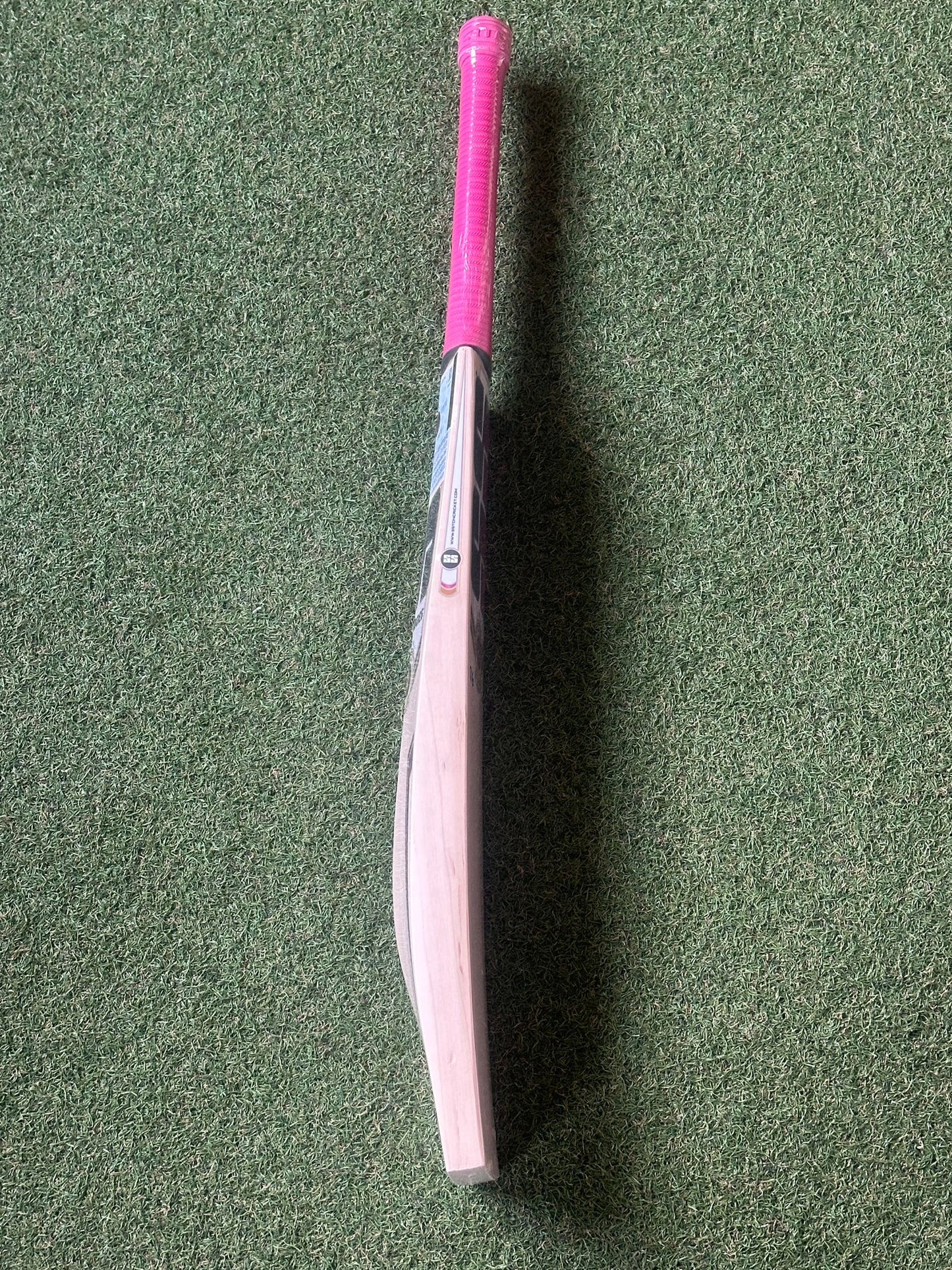 SS Ton Gladiator Harrow Junior Size Cricket Bat (2lb 6oz)