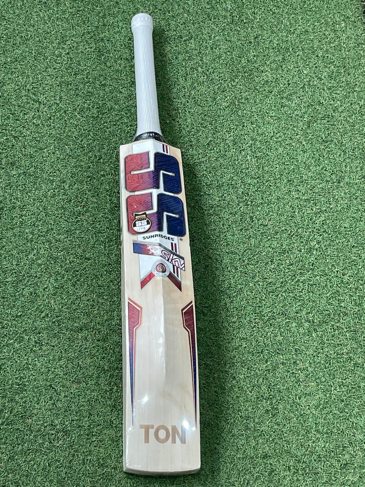 SS Ton Sky Stunner Cricket Bat (2lb 10oz)