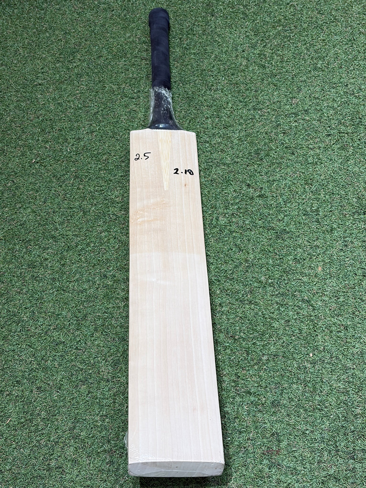 MB Malik UMZ Plain Cricket Bat (2lb 10oz)