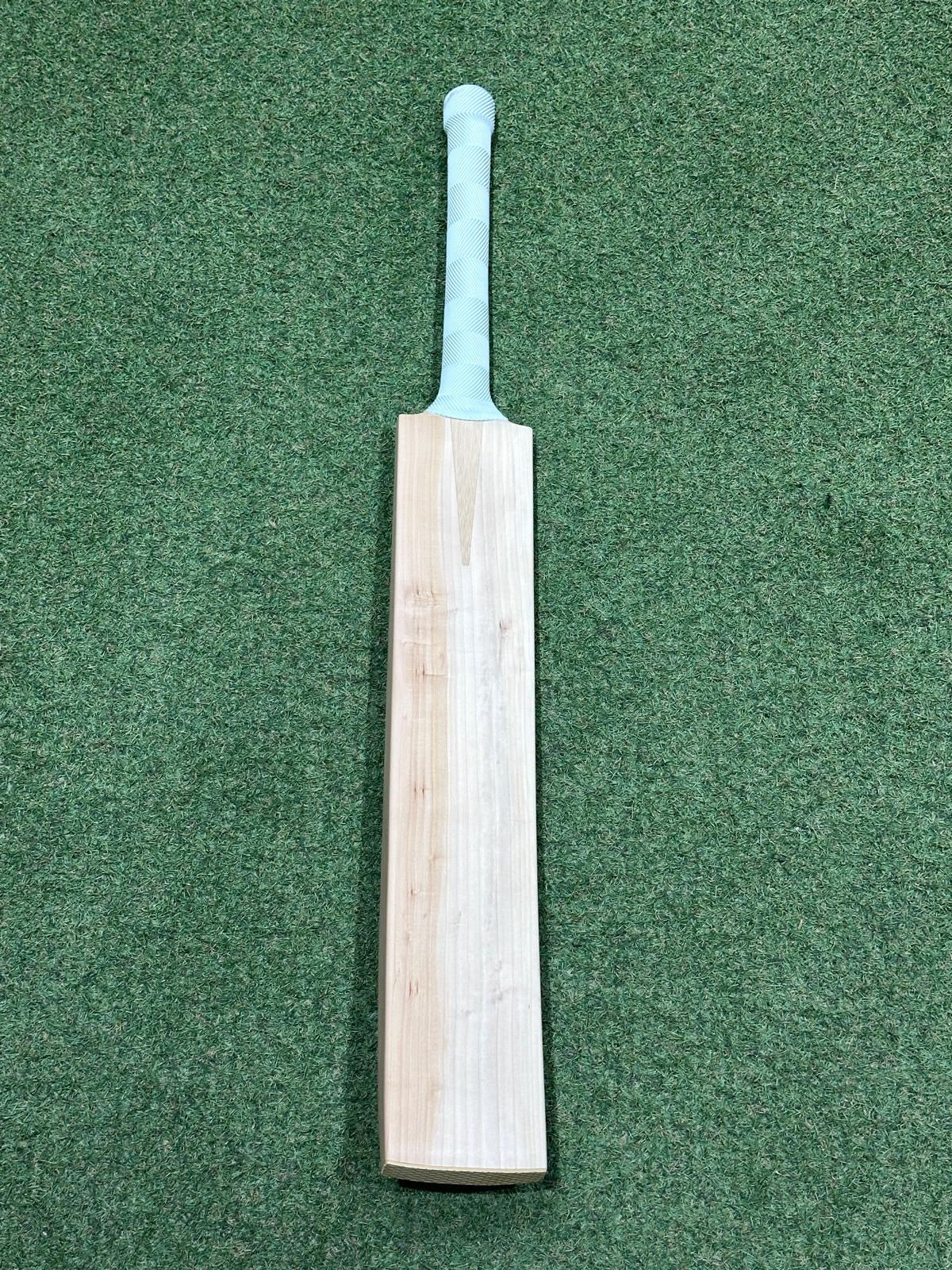 Cricket Station Plain Pro Grade Cricket Bat (2lb 11oz)