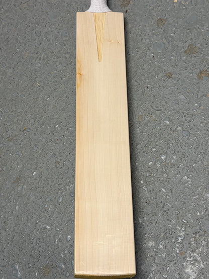 Plain Grade 1 UK Made Cricket Bat (2lb 10oz)