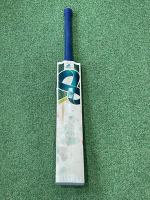 Used Infinity Signature Cricket Bat (2lb 12oz)