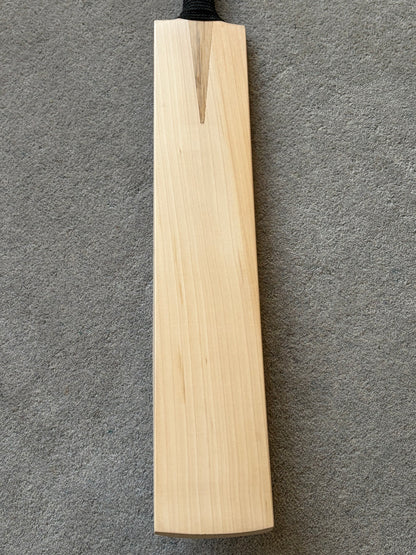 Plain Players UK Made Cricket Bat (2lb 8oz)