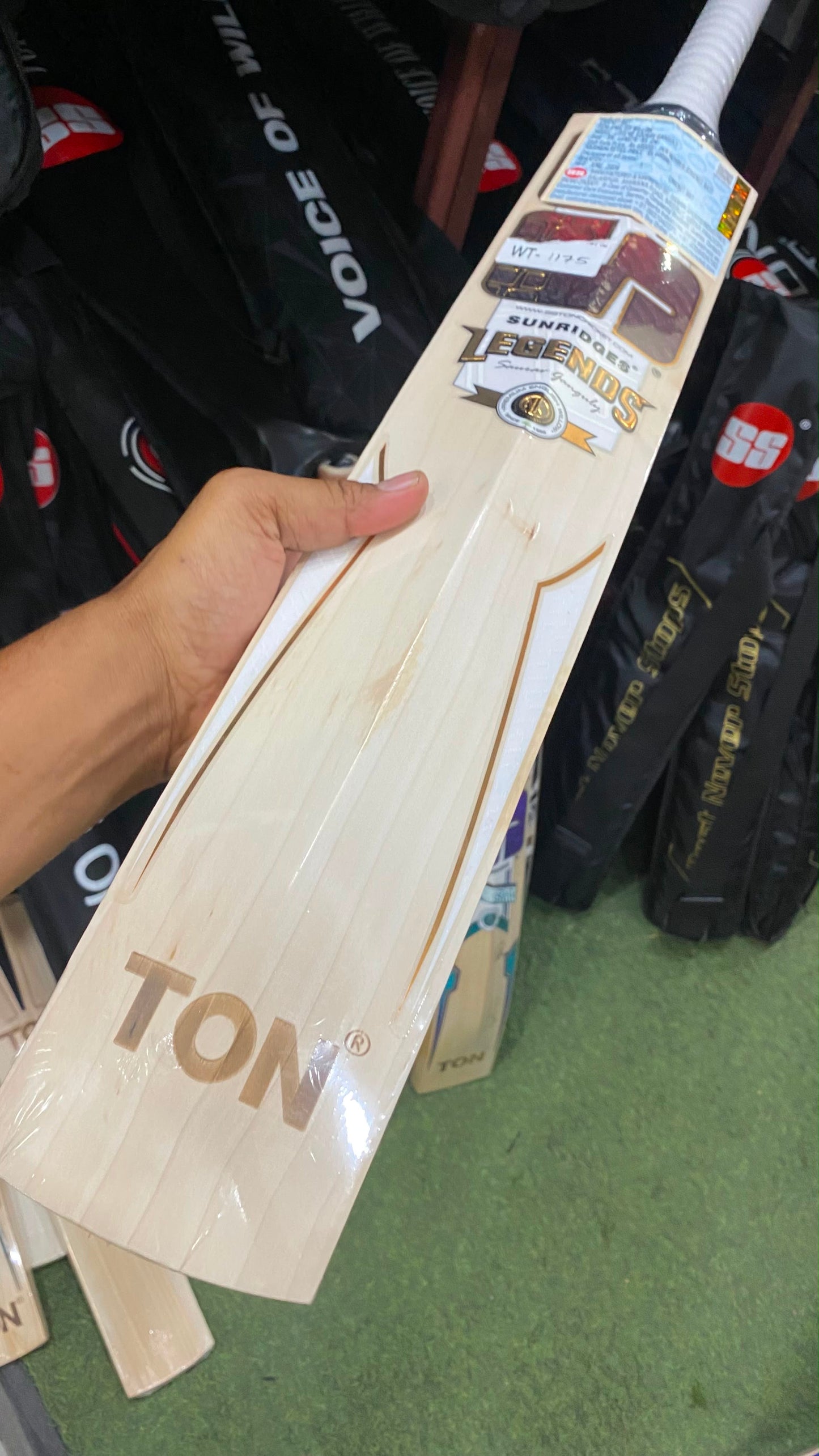 SS Ton Legends Sourav Ganguly Cricket Bat (2lb 9oz)