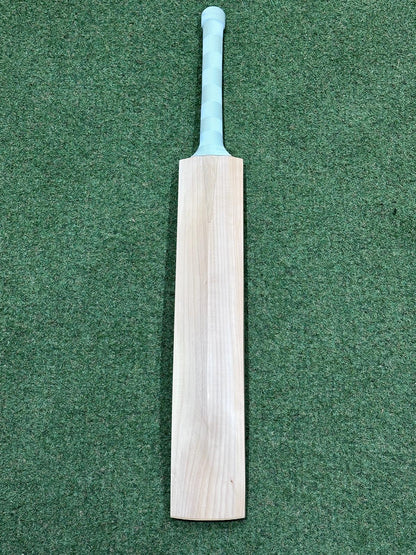Cricket Station Plain Pro Grade Cricket Bat (2lb 11oz)