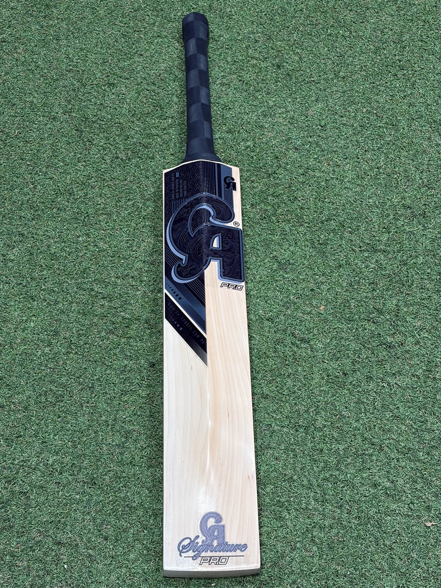 CA Blackout Signature Harrow Junior Cricket Bat (2lb 4oz)