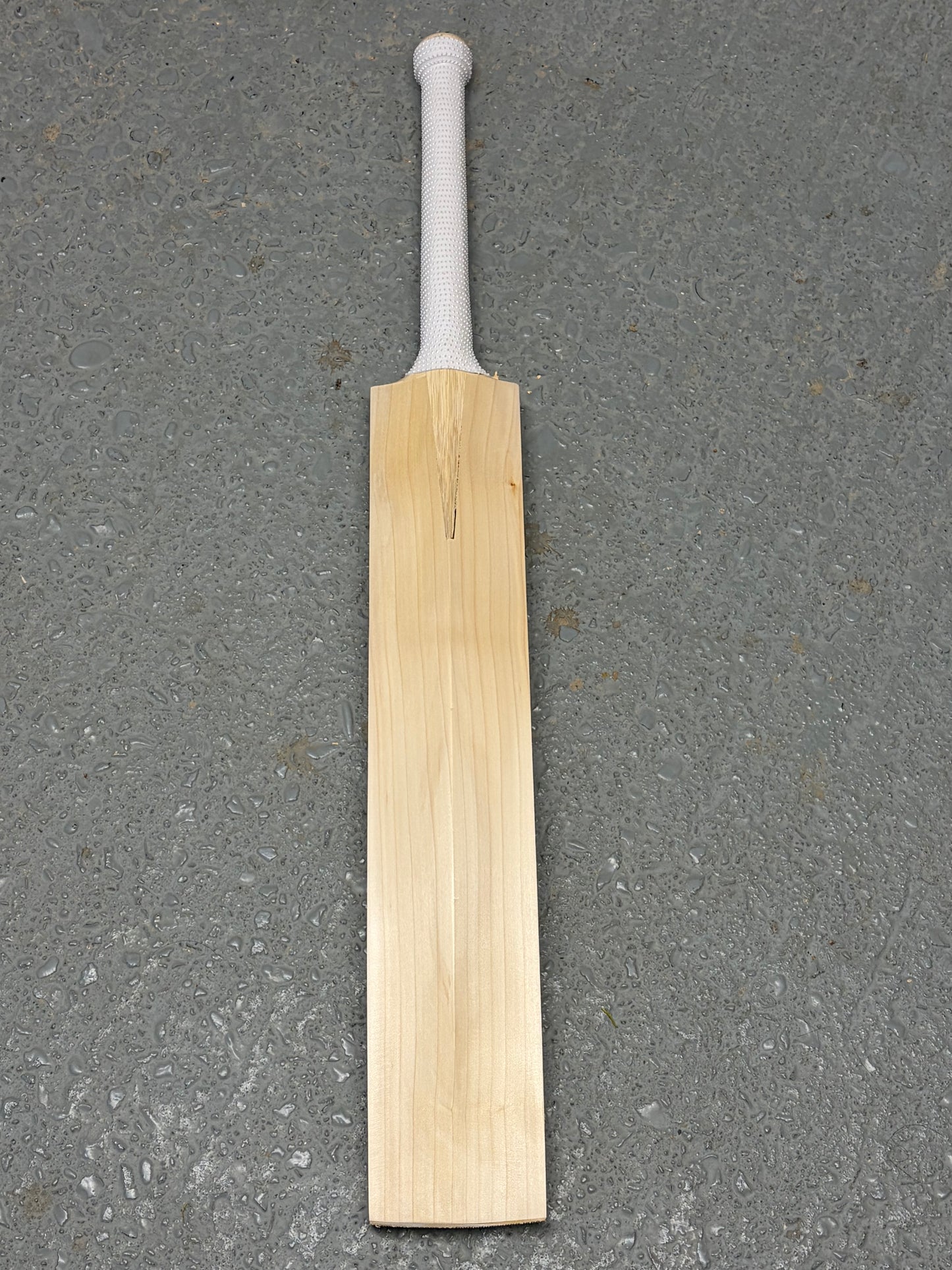 Plain Grade 1 UK Made Cricket Bat (2lb 10oz)