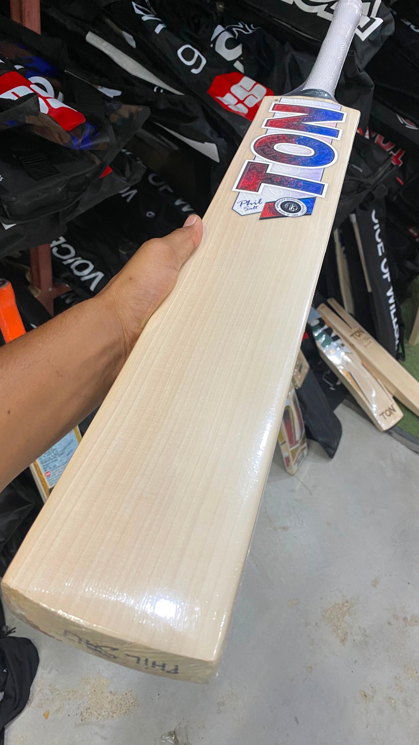 Ton Phil Salt Player Cricket Bat (2lb 7oz)