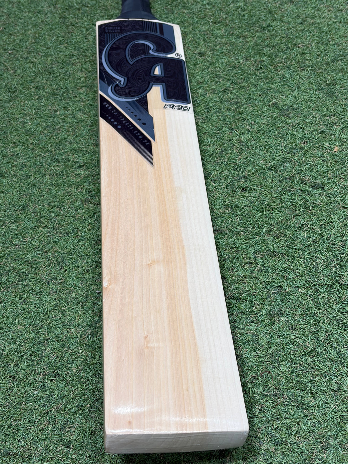 CA Blackout Signature Harrow Junior Cricket Bat (2lb 4oz)