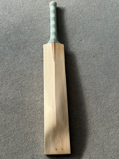 Plain “Domer” Cricket Bat (2lb 10oz)