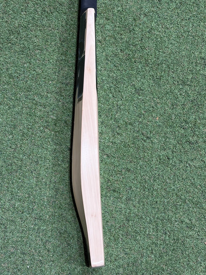CA Blackout Signature Harrow Junior Cricket Bat (2lb 4oz)