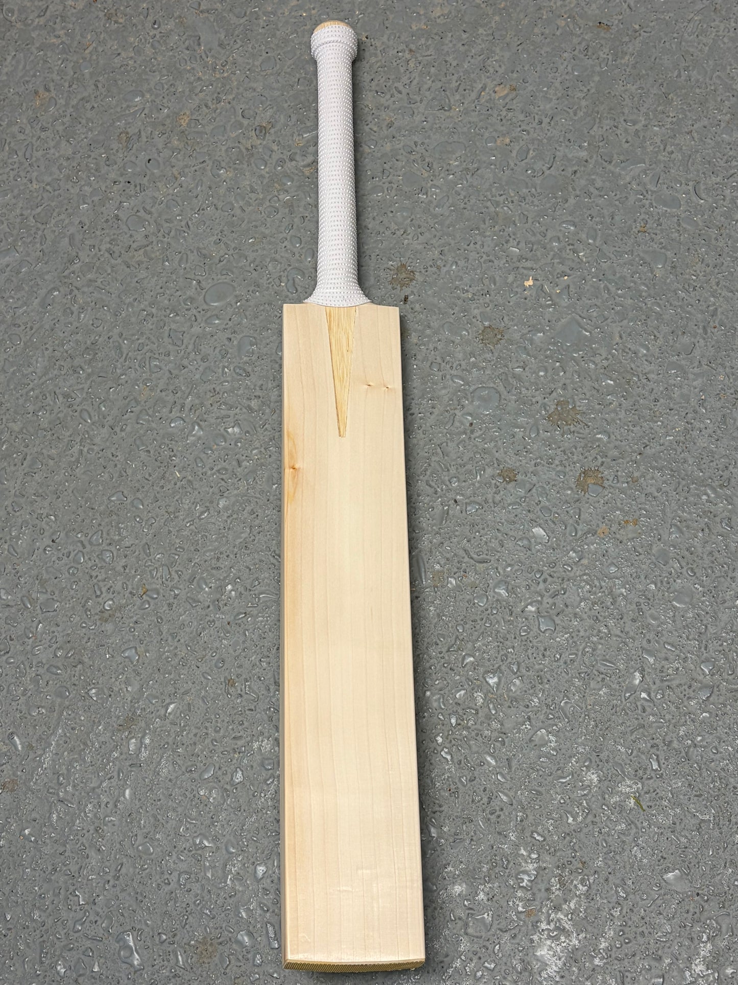 Plain Grade 1 UK Made Cricket Bat (2lb 10oz)