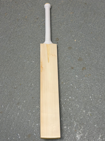 Plain Grade 1 UK Made Cricket Bat (2lb 10oz)