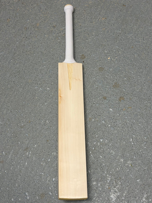 Plain Grade 1 UK Made Cricket Bat (2lb 10oz)
