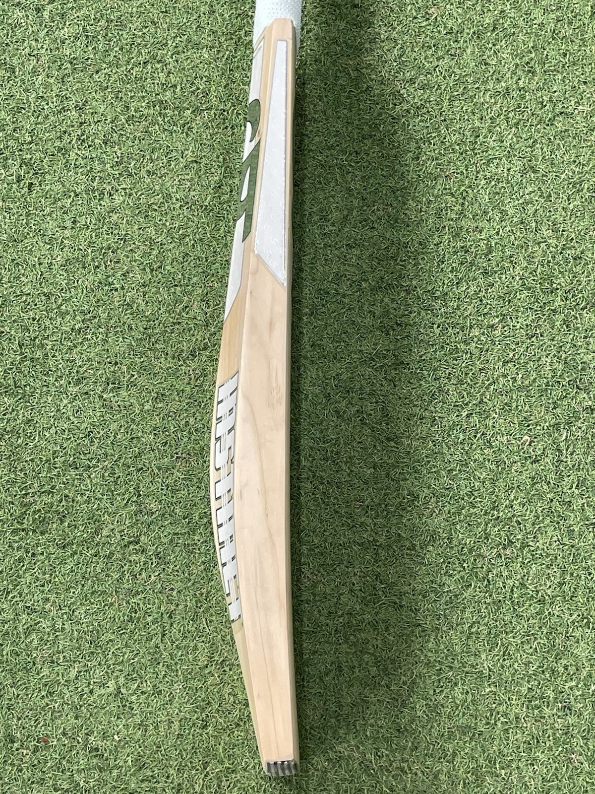CA Instinct 5 Star Cricket Bat - Brand New - 2lb 8oz - Lovely Profile