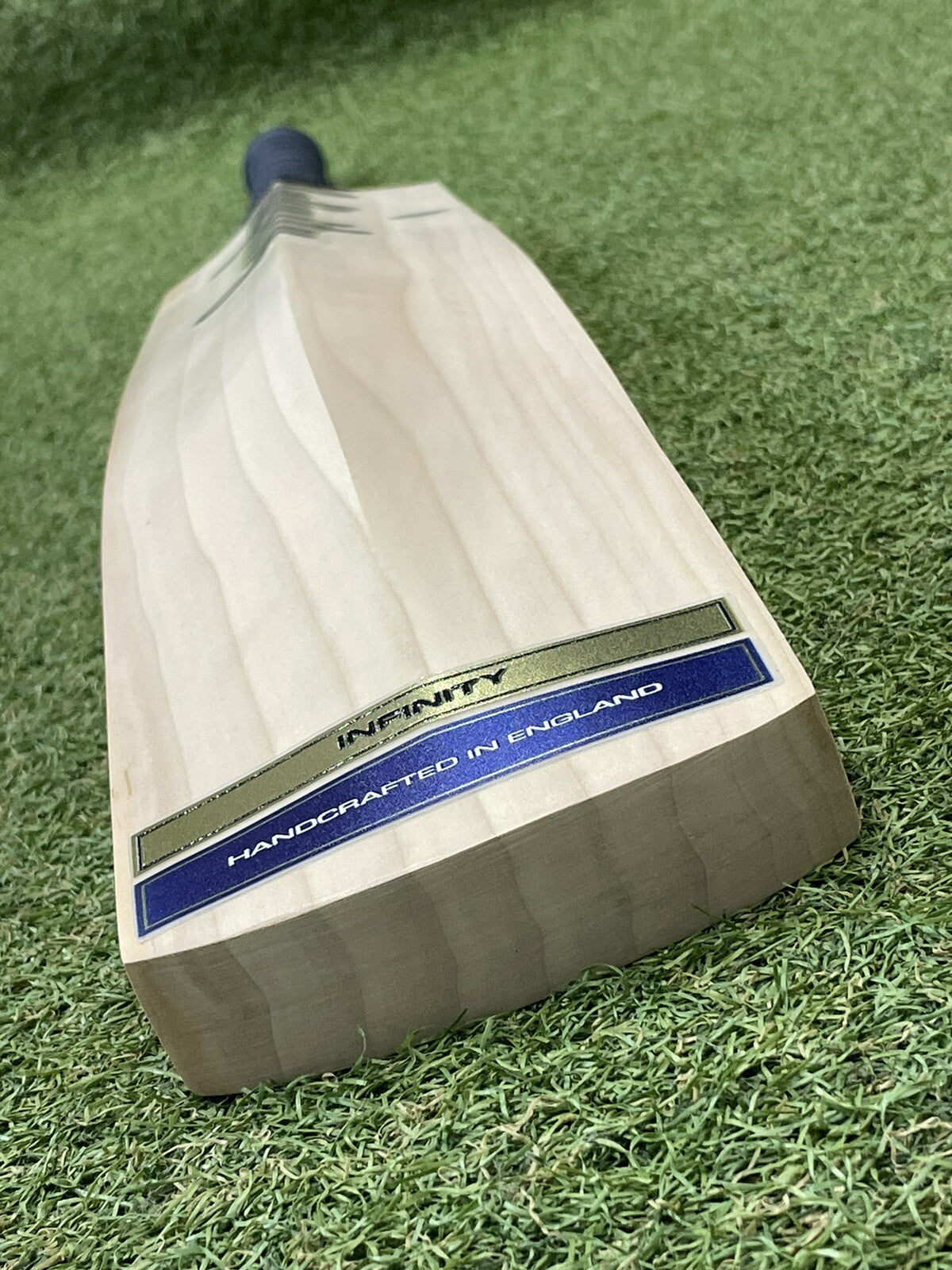 Infinity Genesis Cricket Bat - Brand New - 2lb 9oz - Exclusive! Semi Oval Handle