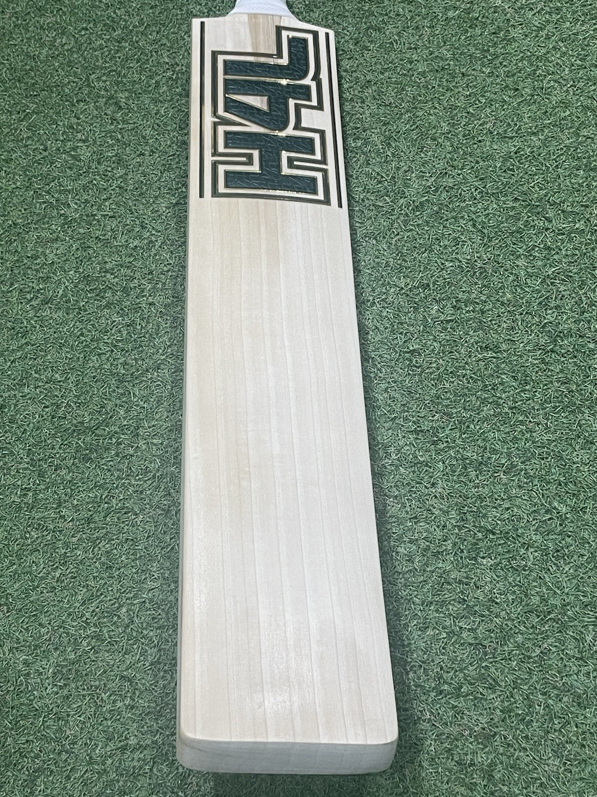 Hell 4 Leather (H4L) Pro Grade Cricket Bat (2lb 10oz) Newly Launched Stickers