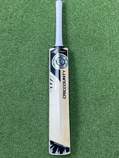 CricCounty Titanium Cricket Bat - Brand New - 2lb 10oz - Full Profile!