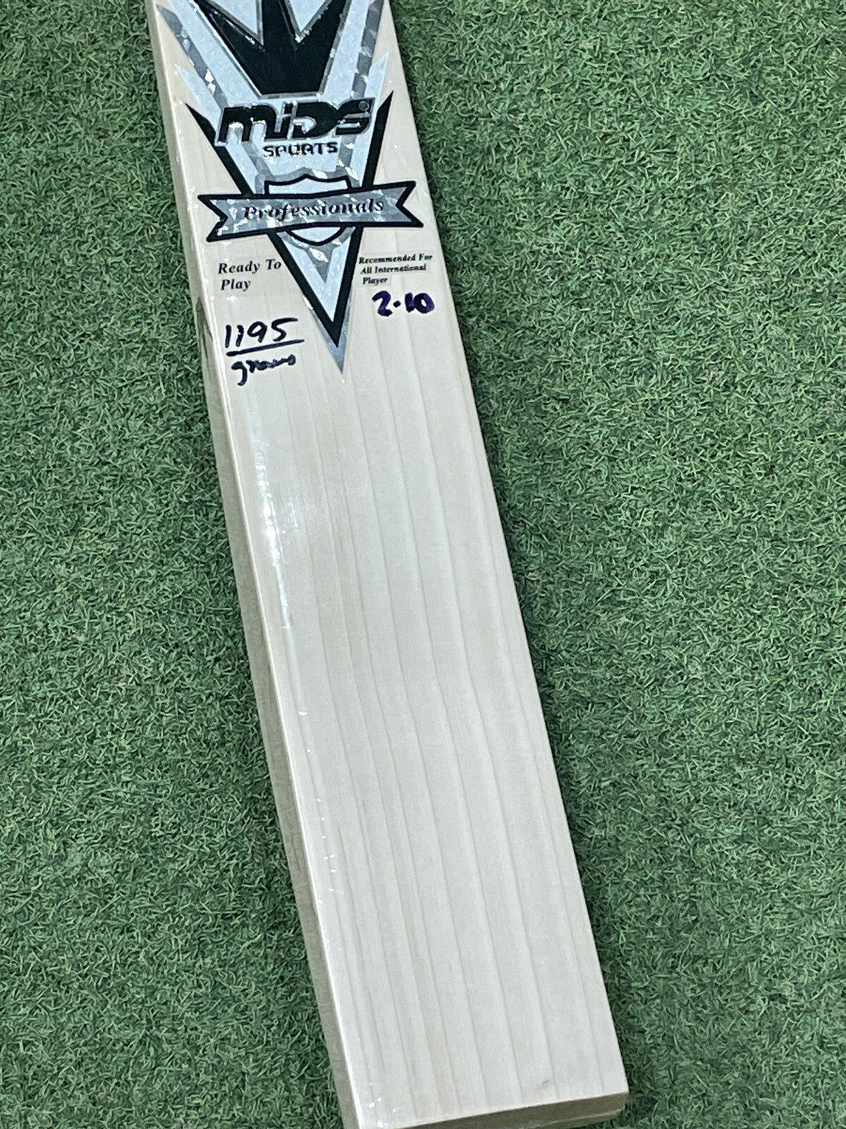 MIDS Professionals Cricket Bat - Brand New - 2lb 10oz - Excellent Ping!
