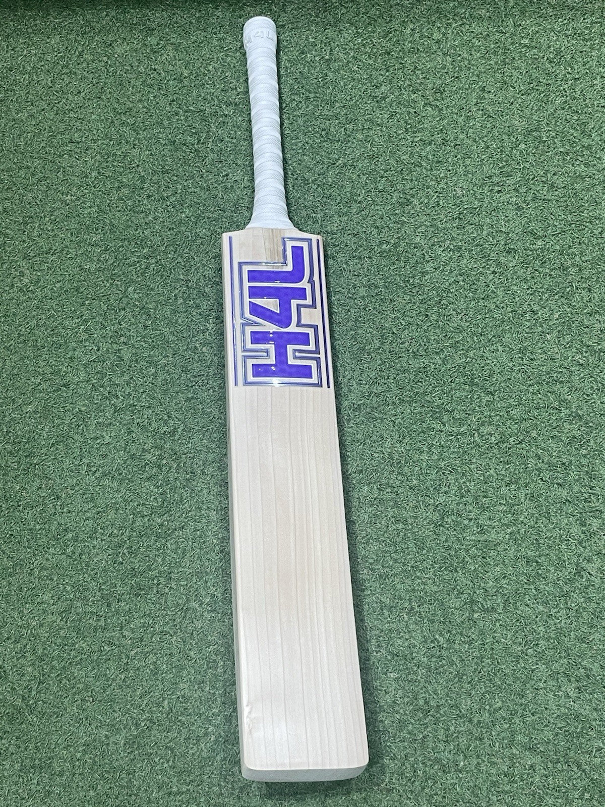 Hell 4 Leather (H4L) Pro Grade Cricket Bat (2lb 10oz) - Lovely Grains!