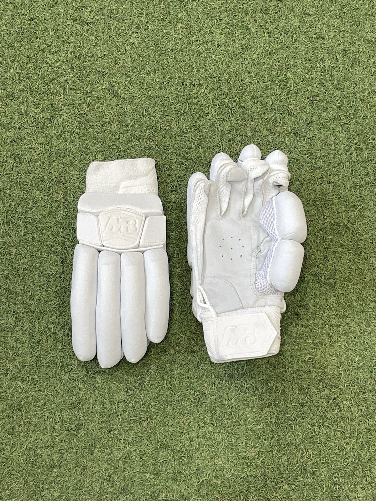MB Malik All White Batting Gloves - Brand New -RH Mens Size - Exclusive!