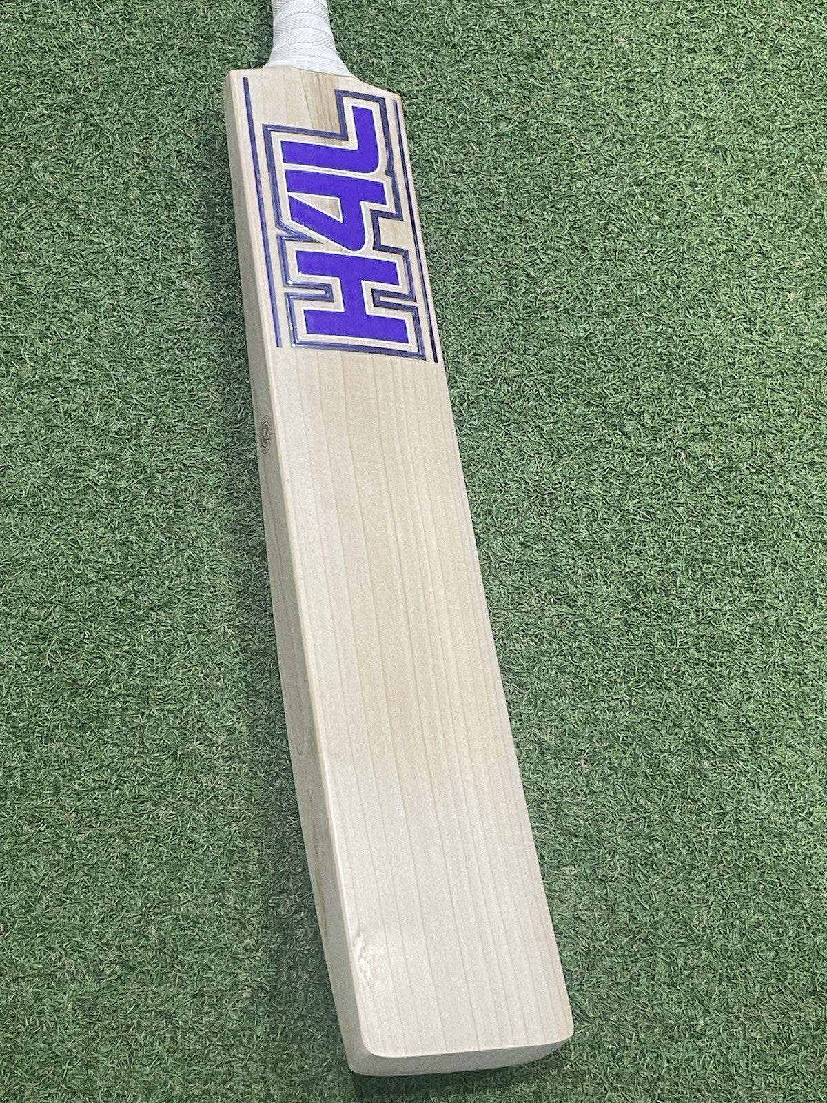 Hell 4 Leather (H4L) Pro Grade Cricket Bat (2lb 10oz) - Lovely Grains!