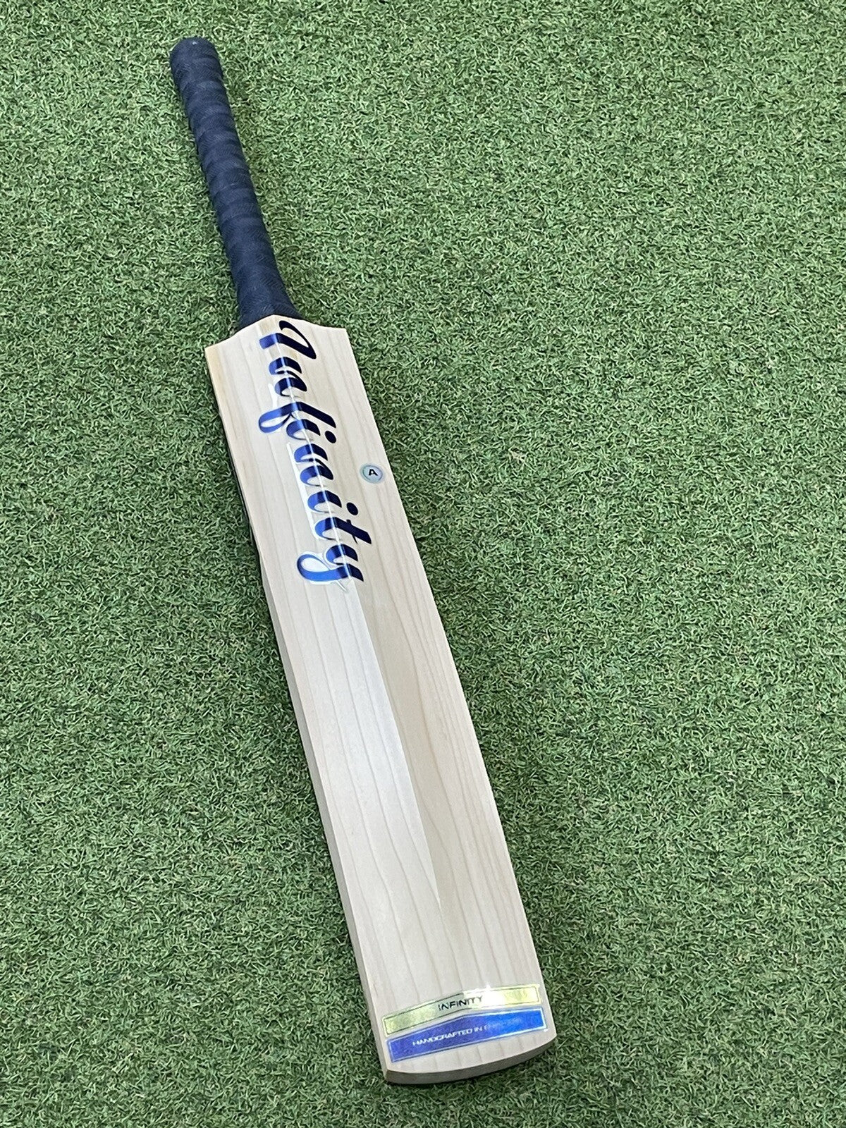 Infinity Genesis Cricket Bat - Brand New - 2lb 9oz - Exclusive! Semi Oval Handle