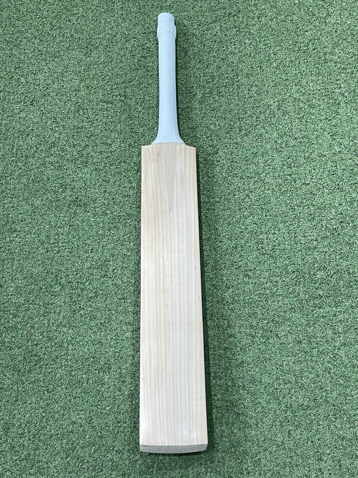 MB Malik Plain Cricket Bat - Brand New - 2lb 9oz - Magic Blue Willow