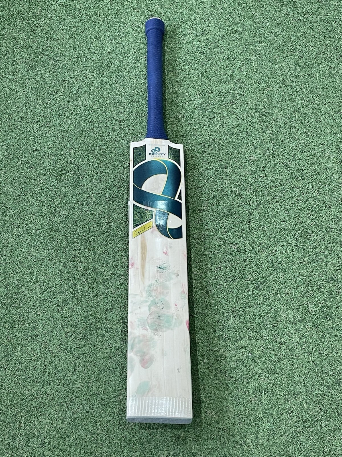 Used Infinity Signature Cricket Bat (2lb 12oz) - Excellent Condition