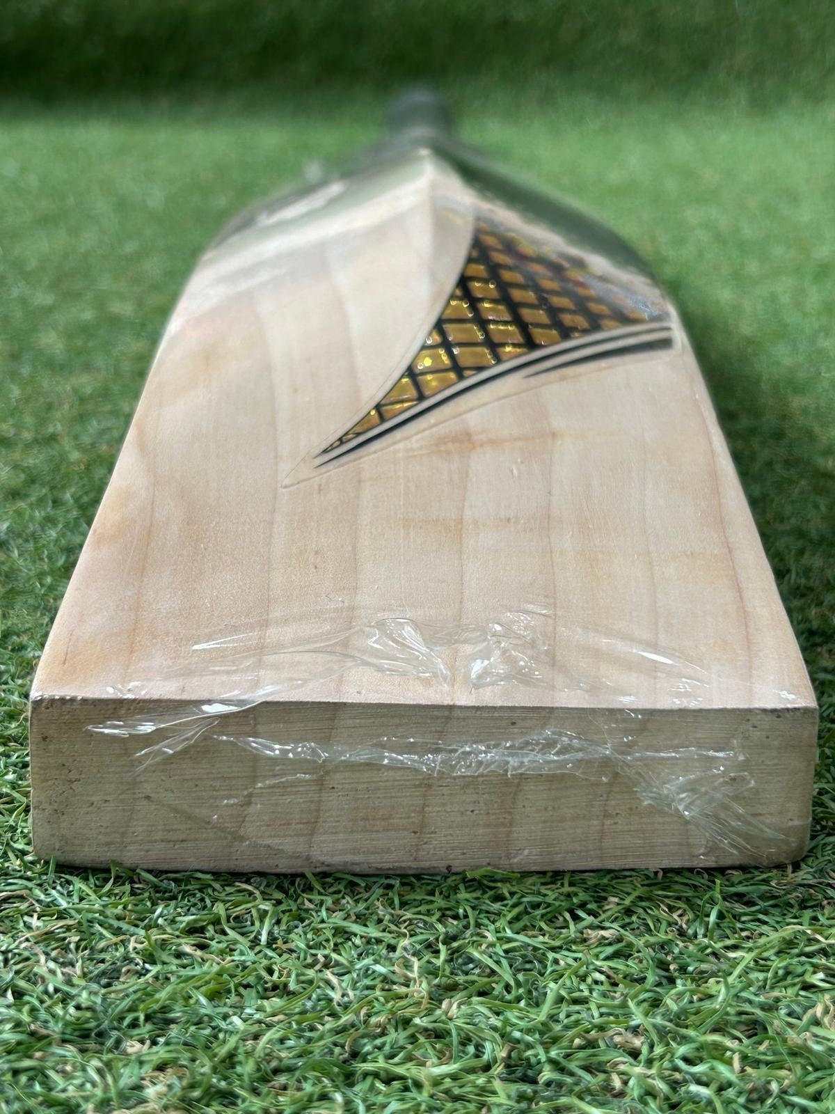 Ihsan Xtreme Cricket Bat - Brand New - 2lb 10oz - Lovely Grains! Big Profile!