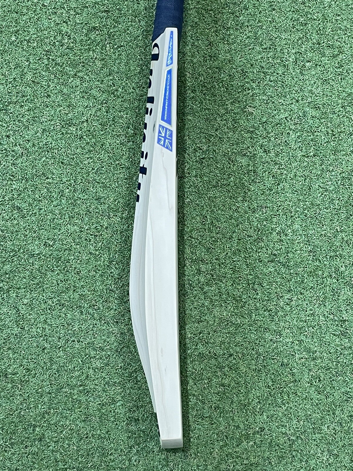 Infinity Genesis Cricket Bat - Brand New - 2lb 9oz - Exclusive! Semi Oval Handle