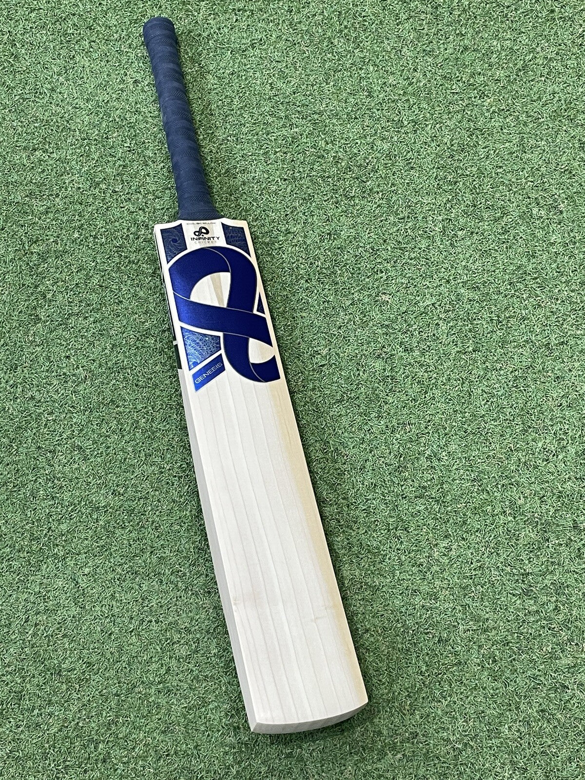 Infinity Genesis Cricket Bat - Brand New - 2lb 9oz - Exclusive! Semi Oval Handle