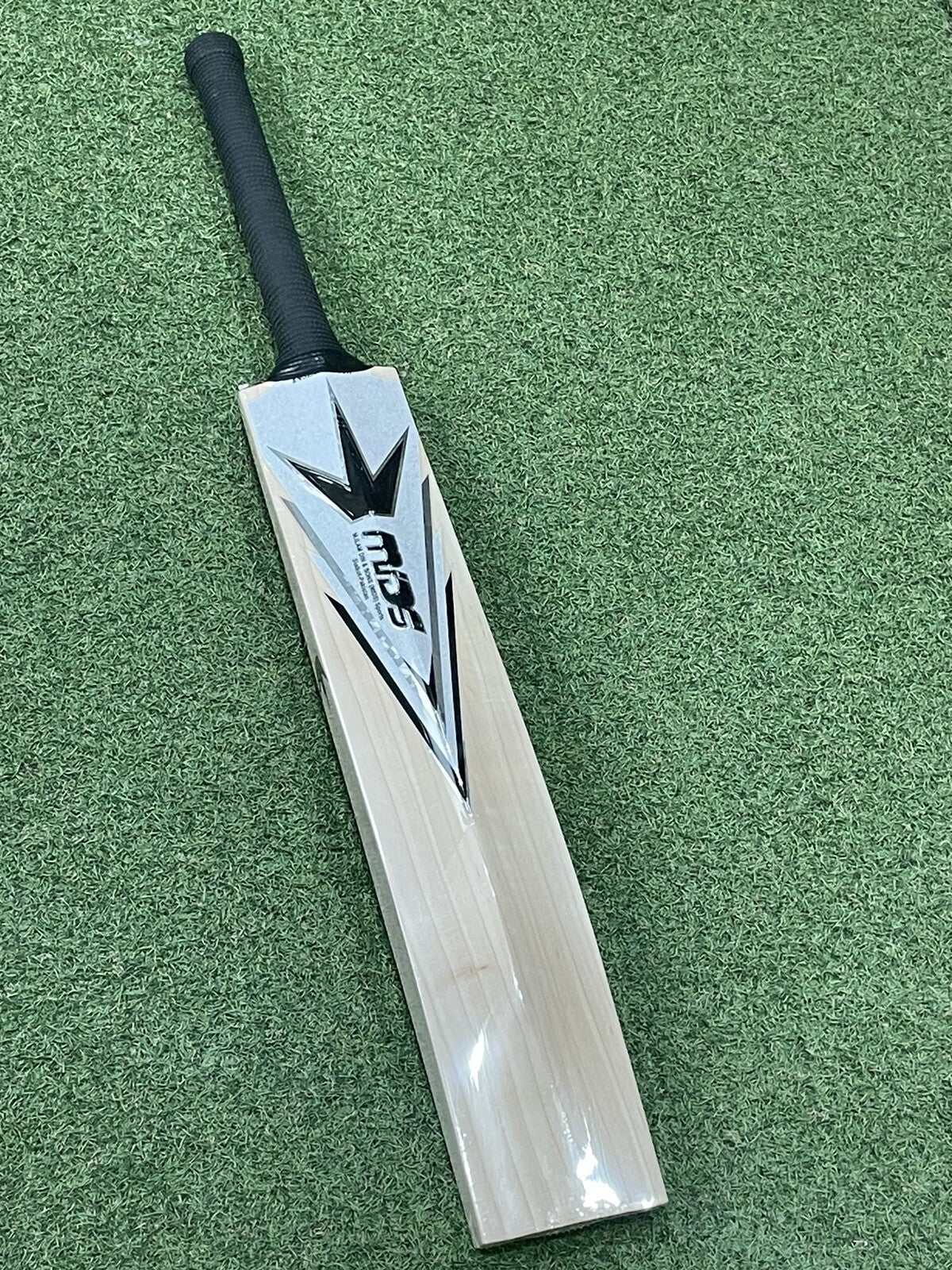 MIDS Professionals Cricket Bat - Brand New - 2lb 10oz - Excellent Ping!