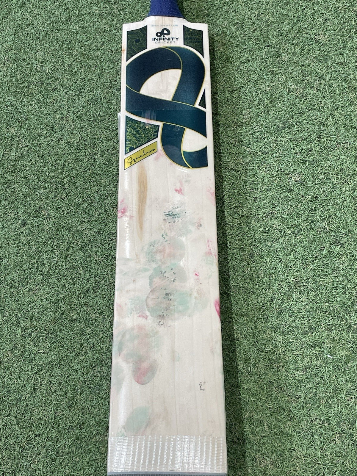Used Infinity Signature Cricket Bat (2lb 12oz) - Excellent Condition