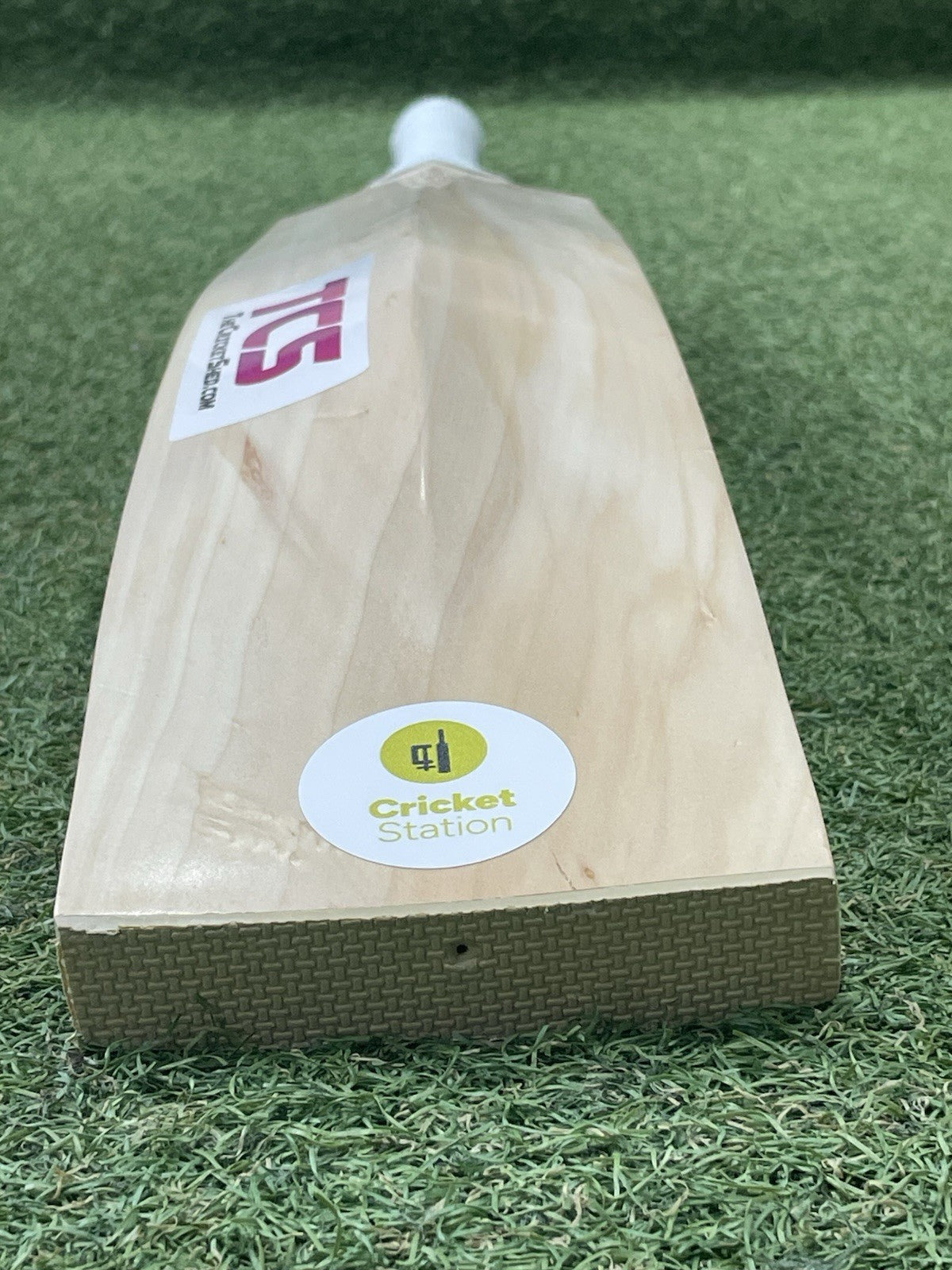 Cricket Station Plain Short Blade Long Handle Cricket Bat (2lb 9oz) - UK Made