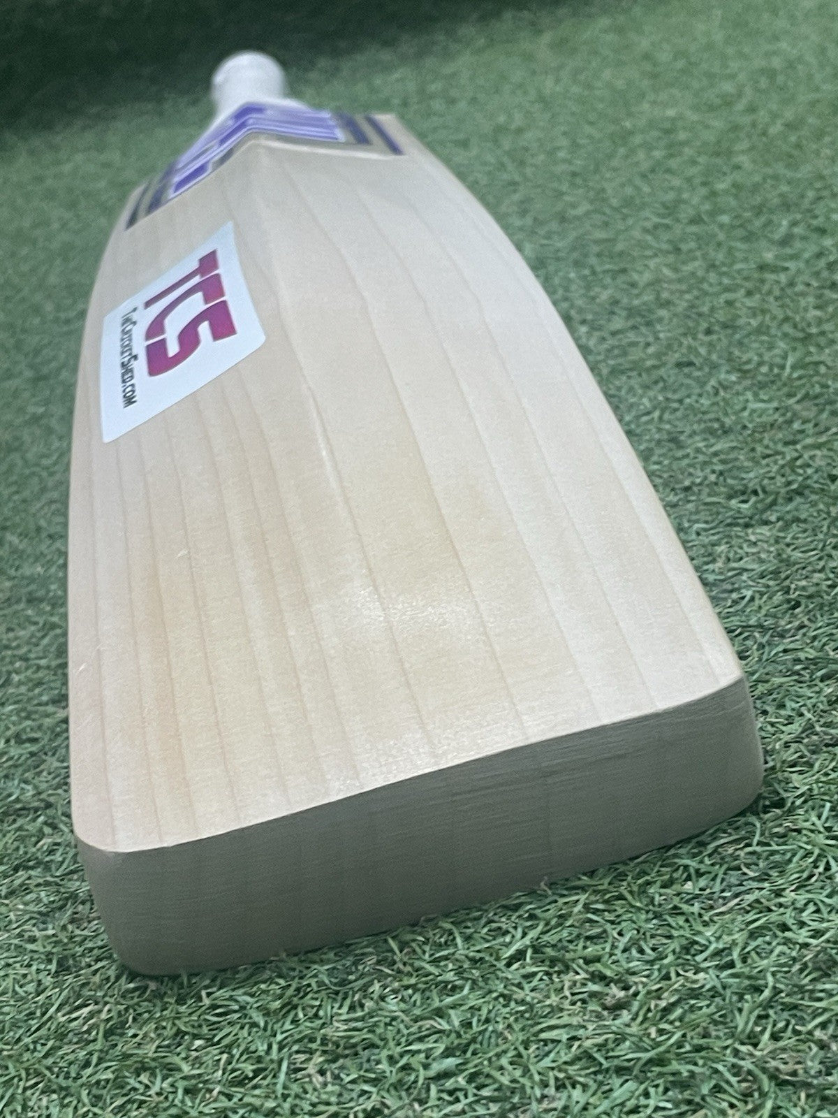 Hell 4 Leather (H4L) Pro Grade Cricket Bat (2lb 10oz) - Lovely Grains!