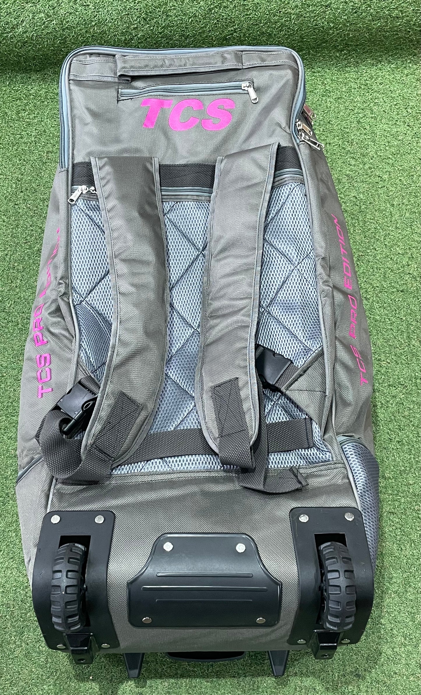 TCS Pro Edition Wheelie Duffle Bag