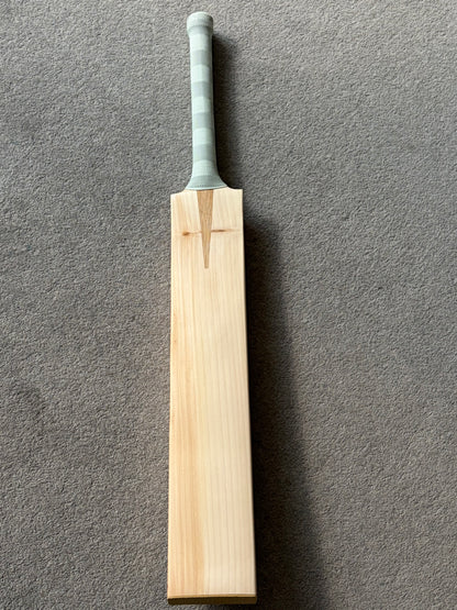 Plain “Domer” Cricket Bat (2lb 10oz)