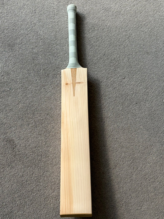 Plain “Domer” Cricket Bat (2lb 10oz)