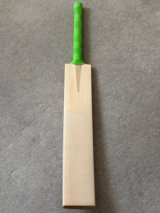 Plain Grade 1 UK Made Cricket Bat (2lb 11oz)