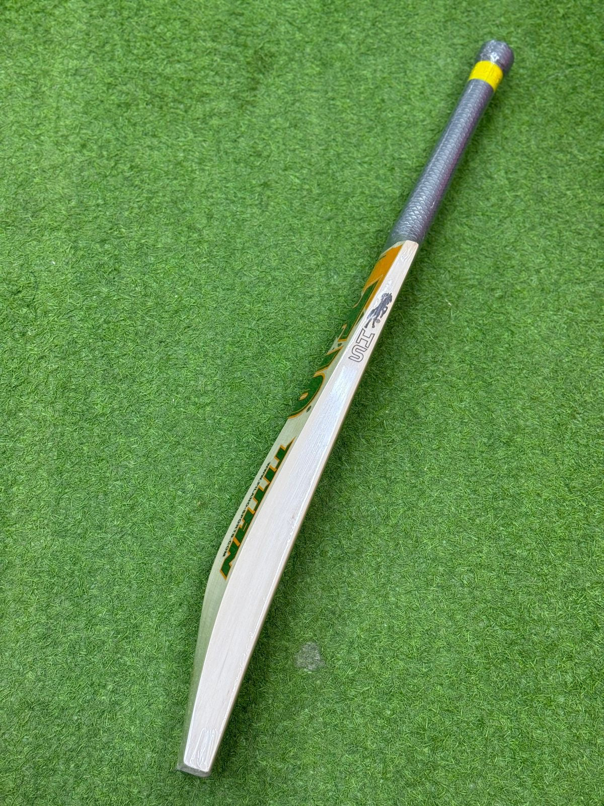 HS Titan Cricket Bat (2lb 10oz)