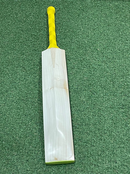 Cricket Station Plain Grade Two Cricket Bat (2lb 10oz)