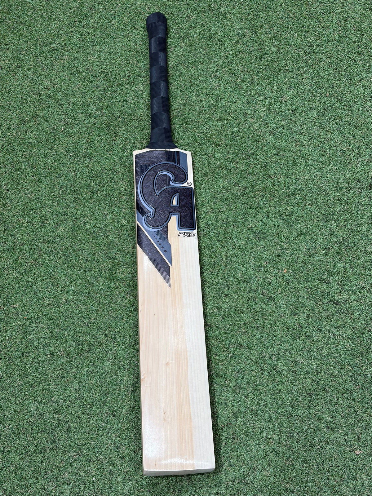 CA Blackout Signature Harrow Junior Cricket Bat (2lb 4oz)